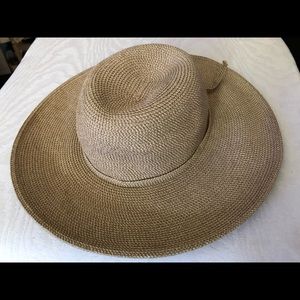 Nice wide brim hat protect the sun from your face